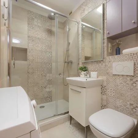 Perfectly Located Exceptional In By Renters Lägenhet Warszawa